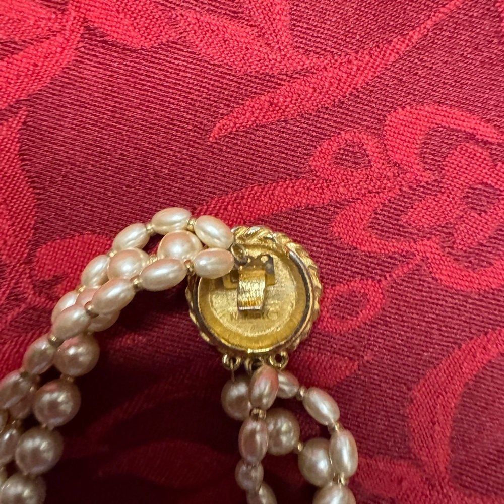 Elegant Pearl Necklace with Gold Accents - Picture 3 of 6